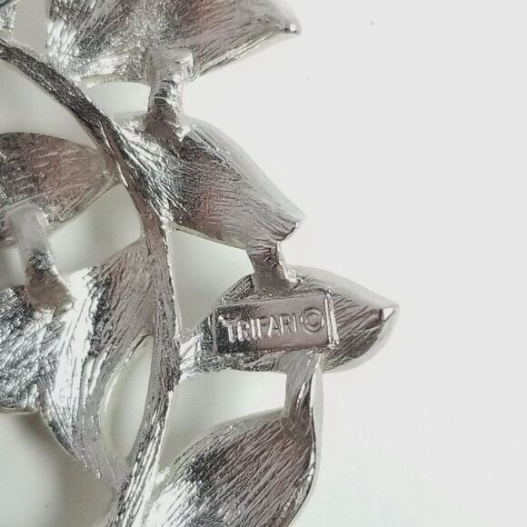 Vintage Crown Trifari Silver Tone Leaf Feather Shape Brooch Lapel Pin, Signed - Picture 4 of 7